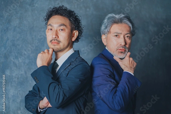 Obraz 背中合わせで立つスーツ姿の男性