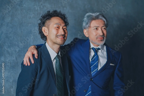 Obraz 肩を組むスーツ姿の男性