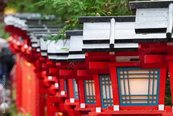 Obraz 京都貴船神社の朱塗りの灯籠が立ち並ぶ参道の石段