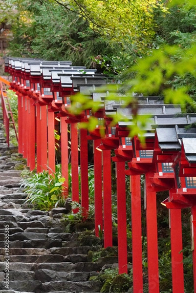 Obraz 京都貴船神社の朱塗りの灯籠が立ち並ぶ参道の石段