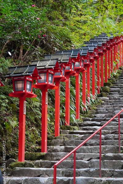 Obraz 京都貴船神社の朱塗りの灯籠が立ち並ぶ参道の石段