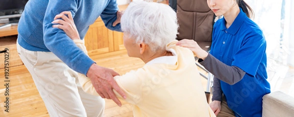 Obraz 男性からの介護を怖がるシニア女性