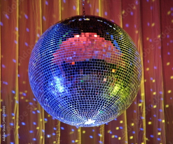 Fototapeta oświetlenie klubu nocnego czerwono-niebieska kula lustrzana nad zasłonami