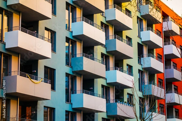 Obraz kolorowy apartamentowiec z blokowym balkonem