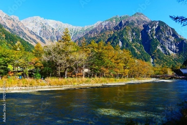 Obraz 中部山岳国立公園、秋の上高地。松本、長野、日本。10月下旬。