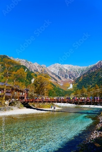 Obraz 中部山岳国立公園、秋の上高地。松本、長野、日本。10月下旬。