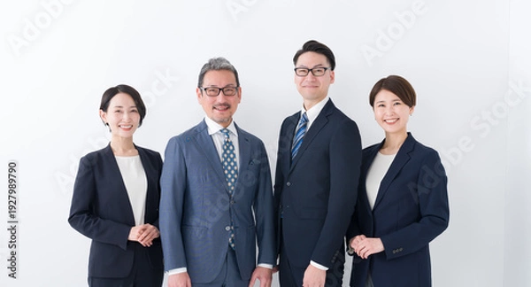 Fototapeta 笑顔のカメラ目線のビジネスマン複数人