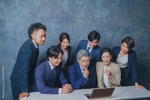 Obraz ノートパソコンの前に集合する様々な世代のスーツを着た男女