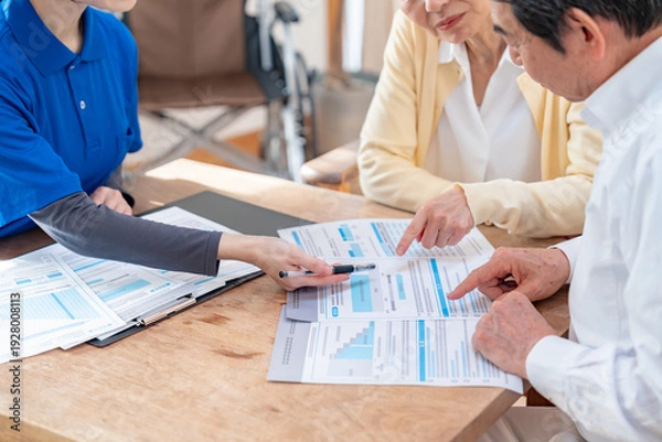 Obraz 介護契約の説明を行う訪問介護士