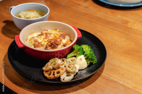 Obraz 黒い皿の夕食セット