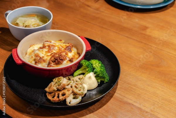 Obraz 木のテーブルの夕食ワンプレート