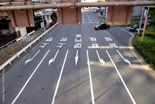 Obraz 汐留の首都高速の下道の方向指示と差し込む日差し