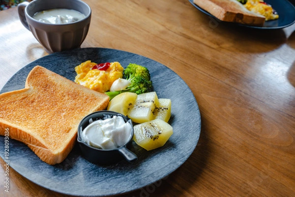 Obraz 木のテーブルの朝食