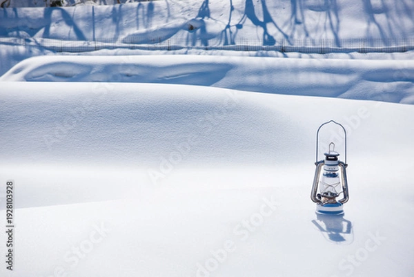 Fototapeta 雪の平原とオイルランタン