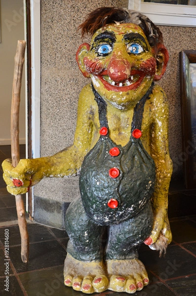 Obraz 木の杖を持ったノルウェーの伝承トロールの置物