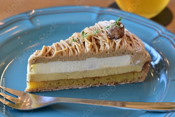 Obraz 青い皿に盛り付けられた栗のモンブランタルトのカット