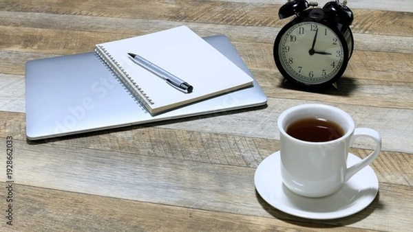 Obraz 閉じたパソコン　ログアウト　ワークライフバランス