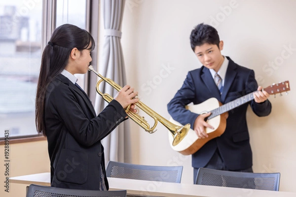 Obraz 楽器を演奏する学生