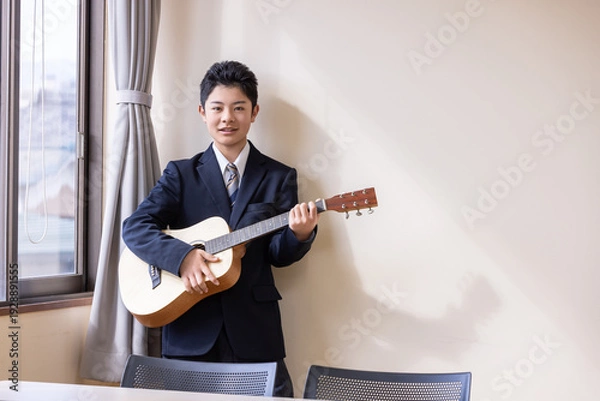 Obraz 教室でギターを弾く男子学生