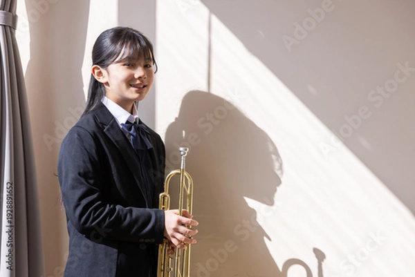 Obraz トランペットを演奏する女子学生