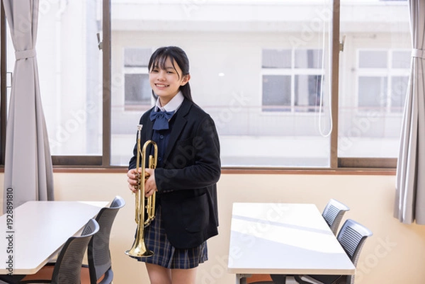 Obraz トランペットを演奏する女子学生