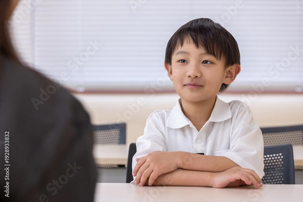 Obraz 話を聞く小学生の男の子