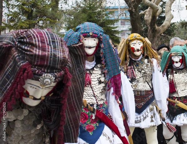 Obraz NAOUSSA, GRECJA - 18 lutego 2018: Starożytny zwyczaj Genitsari i Boules. Impreza taneczna odbywająca się co roku w mieście Naoussa w północnej Grecji w okresie karnawału.