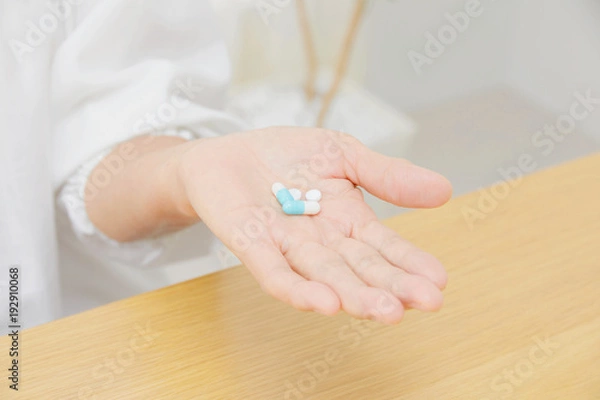 Fototapeta 女性　お年寄り　薬　顔無し