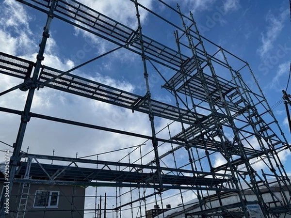 Obraz 仮設工事　青空と仮設足場