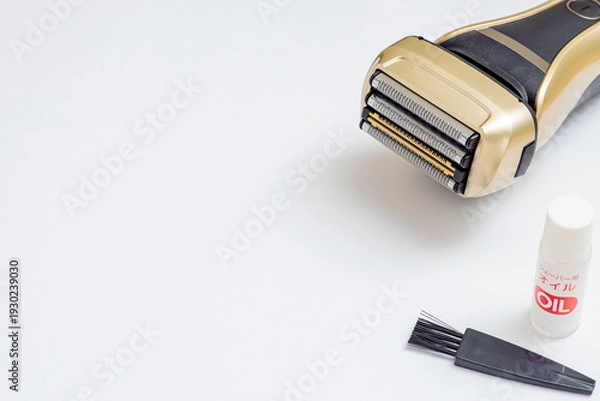 Obraz 金色の電気シェーバーとオイルとブラシ