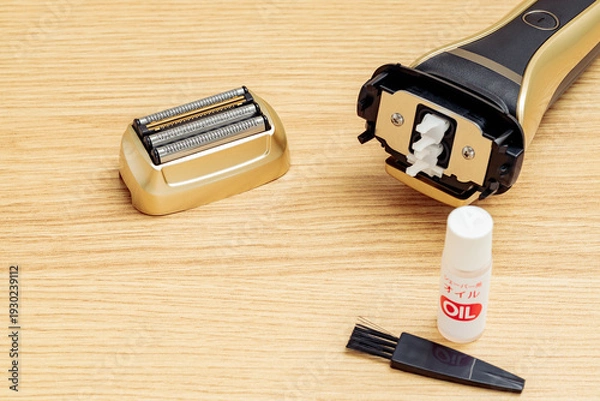 Obraz 	刃を外した電気シェーバーとオイルとブラシ