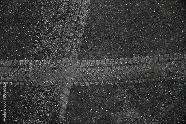 Fototapeta Auto Reifenprofil-Spur in Asphalt eingedrückt mit Rollsplit