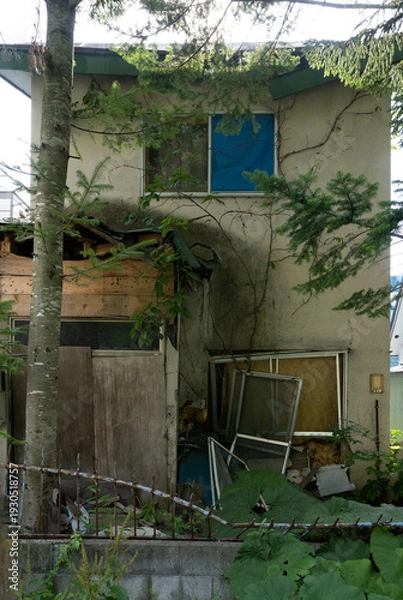 Obraz 閉ざされた家,ゴミ屋敷,割れた窓の無人の家,不法投棄が進む独居老人の家,倒壊した家