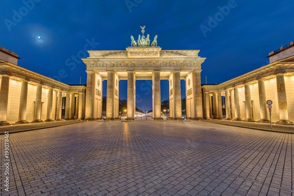 Fototapeta The famous Brandenburg Gate in Berlin illuminated at dawn