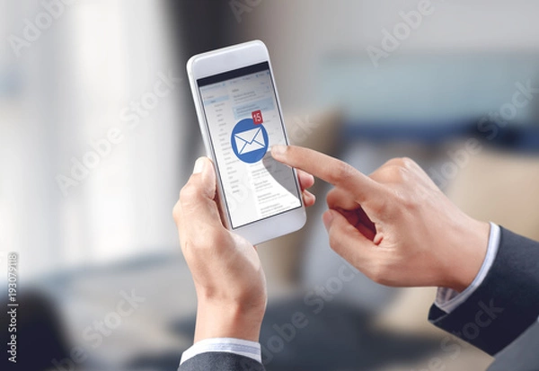 Obraz biznesmen ręka dotknąć ikonę koperty e-mail na ekranie telefonu komórkowego