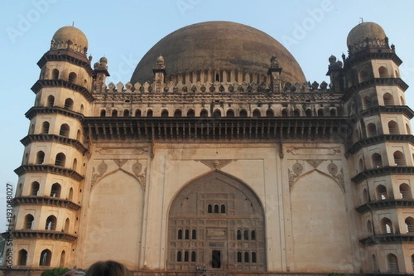 Fototapeta Мечеть Гол Гумбаз с самым большим куполом когда-либо построенном в мире