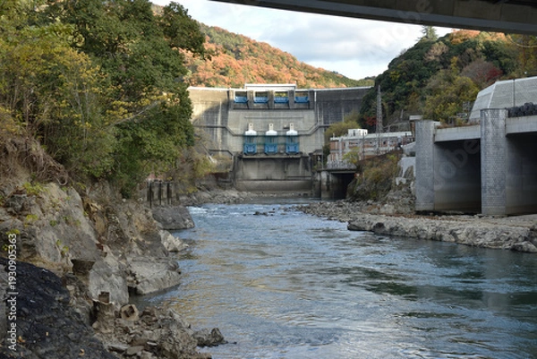 Obraz 宇治川から眺める秋の天ケ瀬ダム(京都府宇治市)