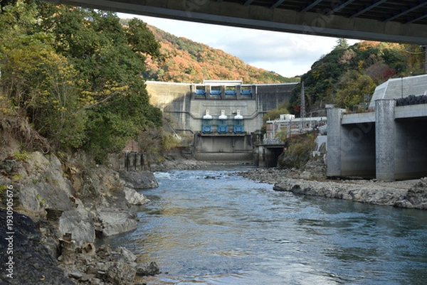 Obraz 宇治川から眺める秋の天ケ瀬ダム(京都府宇治市)