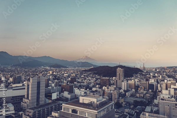 Obraz 夕暮れのマジックアワーに染まる静岡市街の街並みと冬の富士山
