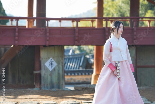 Obraz 밀양향교 마루 앞, 한복 여인의 단아한 걸음