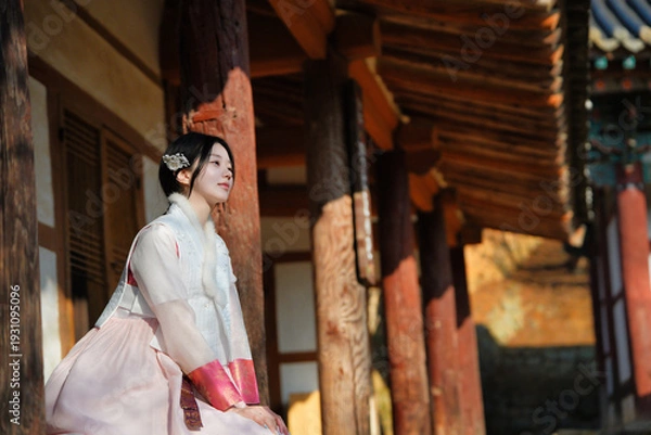 Obraz 전통 한옥 기둥 아래, 한복 여인의 따스한 오후