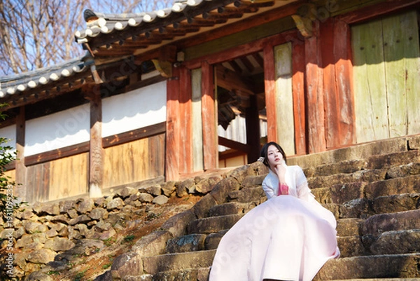 Obraz 고택 돌계단 위, 한복 여인의 고요한 봄날