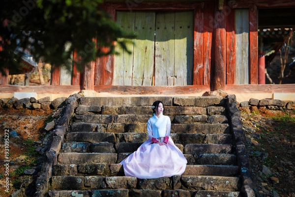 Obraz 고택 돌계단 위, 한복 여인의 고요한 봄날