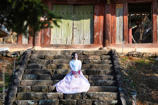 Obraz 고택 돌계단 위, 한복 여인의 고요한 봄날