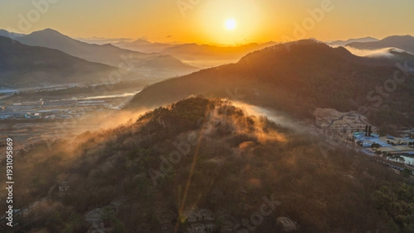 Obraz 황금빛 일출에 물든 산 능선과 운해 풍경