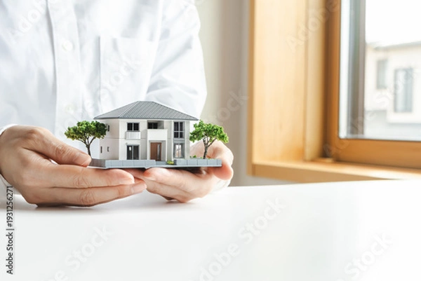 Obraz 家の模型を持つ女性の手　不動産やマイホームのイメージ素材