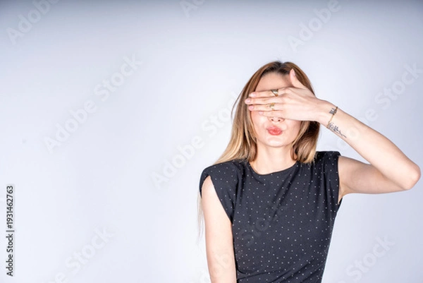 Obraz The model is making a blind eye gesture.

