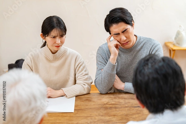 Obraz 険しい表情で対峙する家族会議シーン