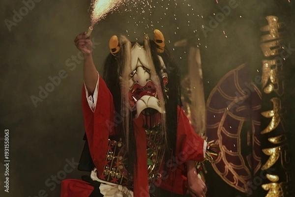 Obraz 多数の鬼が暴れる石見神楽でのクライマックスの場面