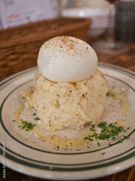 Obraz ゆで卵をのせたポテトサラダ（ウフ添え・洋風前菜）